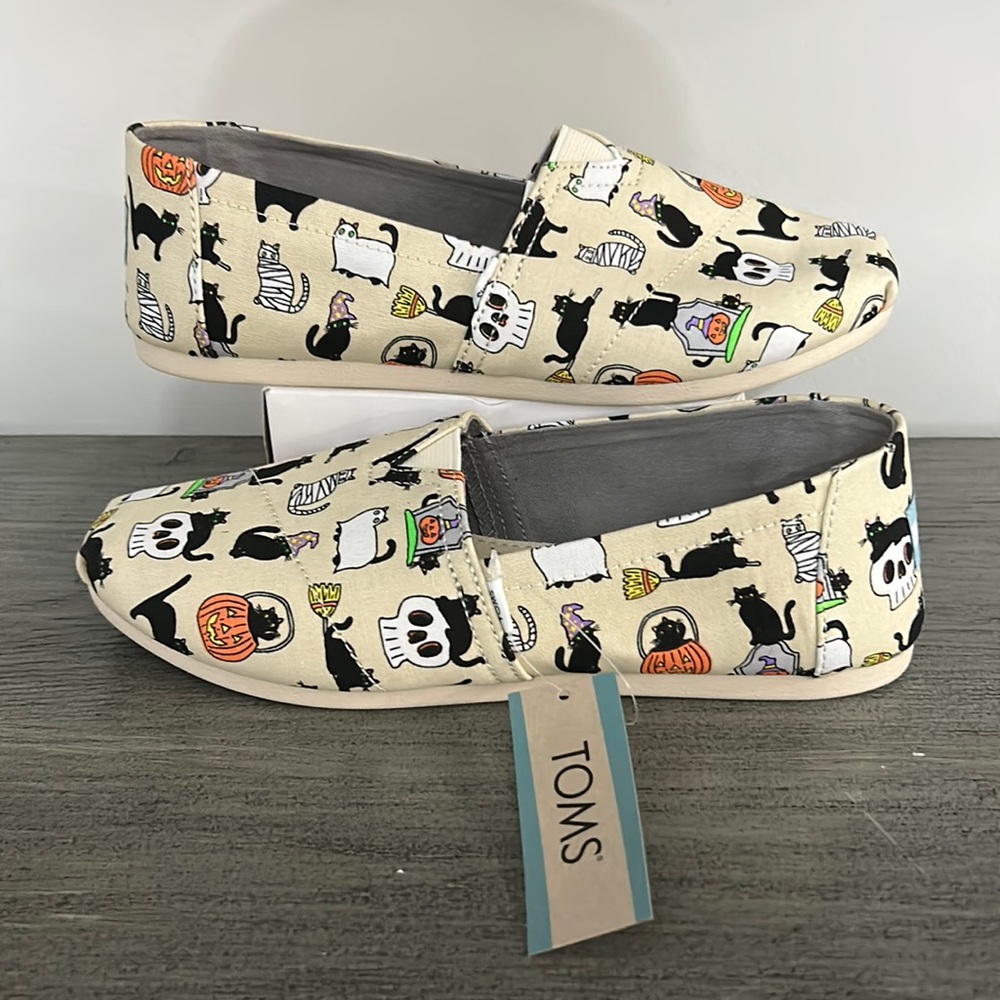 NWT Toms Halloween Black Cats Pumpkins Skulls Slip On Size 7.5